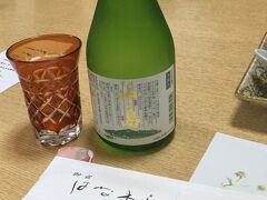 16時着の飛行機で福岡空港着。定刻通りでした。
地下鉄で博多駅へ、JRに乗換え、東郷駅へ向かいます。
東郷駅からはタクシーでお宿へ。
駅にタクシーは常駐しています。15分くらい 料金は2500円程。
お宿は、はなわらび さんです。
離れで宿泊のような、ちょっと変わった趣向のお宿。温泉ではありません。
写真のお酒は地酒で沖ノ島。美味しかったです！