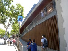 地上に出たら一度「Funicular de Montjuic」駅を外に出て、「Teleferic de Montjuic」まで