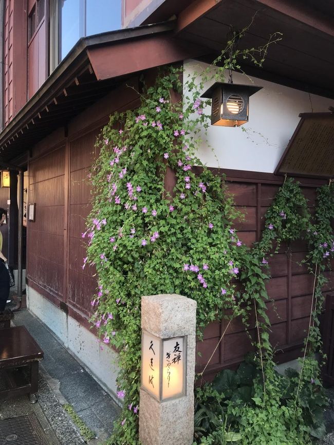 女子たるもの映え写真なのでは？ということでひがし茶屋町へ。<br />こちらも人が多かったですが、オシャレな雰囲気で素敵でした。<br /><br />近くに泉鏡花や徳田秋声の記念館もあって気になりましたが、時間が足りず。<br />この辺りはオシャレでハイカラな雰囲気でした。