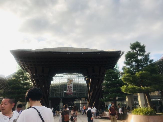 金沢駅へ戻りました、立派な駅ですよね。<br />新幹線効果で駅周辺も結構変わったそうです。