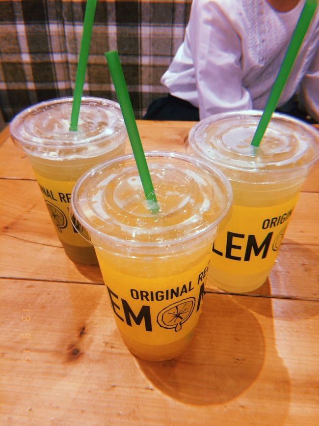 疲れを癒やすために駅ビル内のレモネード屋さんでクエン酸摂取。<br />キウイレモネードが美味しかったです。<br />このお店フルーツも結構選べるし、炭酸ありなしとかも選べて好みや気分に合わせられるので近所に欲しいなと思いました。<br /><br />1泊2日でしたが、すごくリフレッシュになりました。<br />友人たちは大学の寮が同じで、もうすぐ一緒にいた期間より就職して離れた期間の方が長くなります。毎日一緒にご飯食べてお風呂入って遊んだ仲間と、短い時間でしたが同じように過ごせて本当に楽しかったです。<br /><br />次は冬の金沢か、もう一人の地元、岐阜の下呂温泉に行く計画を立てています。<br />一人旅もいいけれど、誰かとする旅もいいなあと再認識した旅行となりました。