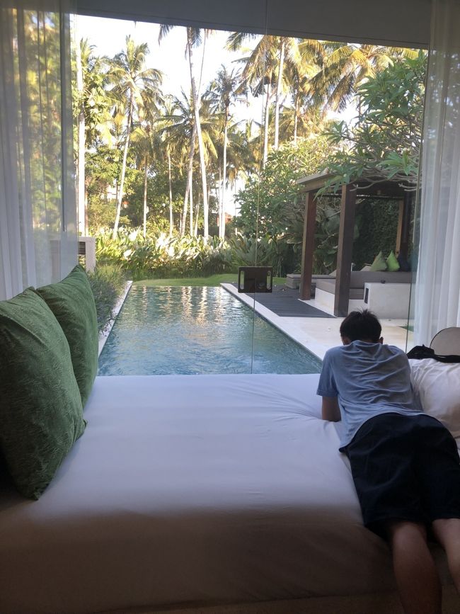 すっかり夕暮れ<br />ベッドから眺めるプライベートプール