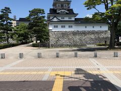 国際会議場前まで電車に乗り、富山城にやってきました。
天守閣があります。
