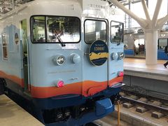 富山を存分に楽しんだので、次の目的地　高岡に向かいます。

ホームに観光列車「一万三千尺物語」が停まっていました。
この辺りは電車天国ですね。

