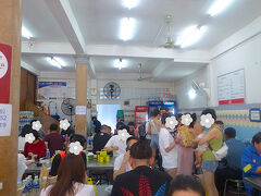 11時半すぎ、ホテルのすぐ近くにあるルンルアンにやってきました！
クイッティアオ（麺）のお店です。
前回はお休みだったから今回来れて嬉しいよー！
混んではいるけどお昼前だからか？並ばずに座れました。
賑わってます。
