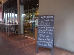 しかし暑い…。
ちょっと歩いただけで汗だくです。。
へなちょこな私は速攻で休憩することに。
通り沿いにあったオシャレそうなこちらのカフェに入ってみよう。