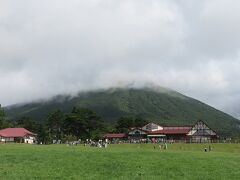 大山まきばみるくの里・・・山側には大山、海側には弓ヶ浜を望む絶好なロケーション

大山乳業農業協同組合直営のショップ＆レストランがあり、おいしい乳製品やスイーツが楽しめます