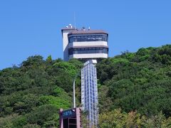 鳴門公園の駐車場に車を停め、前回お友達と鳴門を訪れた時に行かなかったエスカヒル鳴門へ今回は行ってみようかな…と。　遠くから見ると、全面ガラスのシースルーエスカレーターが!　まぁ、この距離からだと、エスカレーターまでは見えなかったけどね。