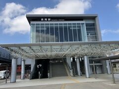 到着しました。高岡駅
この駅も最近新しく高架対応した駅にリニューアルされていました。
駅舎は新しいけど、街並みはどうでしょうか。
