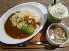 京都駅からリムジンバスで関空へ。
初めて第２ターミナルの利用です。
今回のＧＵＡＭ行はＬＣＣのチェジュ航空なので機内食がありません。
ウォークスルー型免税店をプラっと見たあと
nana’s green teaでお食事。
第２ターミナルは狭いので、やっぱり海外へ行くときは第１ターミナルの方が
期待感高まるなぁ･･･
