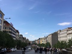 聖ヴァーツラフの騎馬像の前から

プラハの春、ビロード革命で有名な
ヴァーツラフ広場を振り返ります。