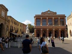 シスモンド城から徒歩数分、カヴール広場/Piazza Cavourに到着です 
広場に面して歴史のありそうな建物が立っています