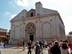 マラテスタ神殿 /Basilica Cattedrale (Tempio Malatestiano)

資料では神殿とも書かれていますが教会です
もともとはマラテスタ家の霊廟として建てられたようです