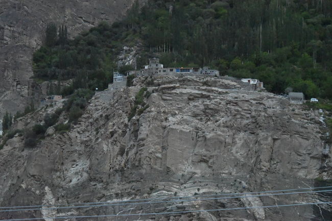 NO81<br />※(8/15  5:37) パス―からカラコルム・ハイウェイを走行しての帰り、8/12夜、夕食に招いてくださった現地ガイド「アリ〇〇」さんの実家前を通りかかったので、撮影した。岩山の上に見える。下はフンザ川が流れている。<br />