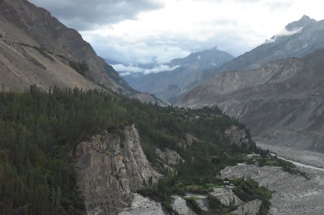 NO82<br />※(8/15  5:37 )パス―からカラコルム・ハイウェイを走行しての帰り、現地ガイド「アリ〇〇」さんの奥様の実家がある村の前を通りかかったので、撮影した。