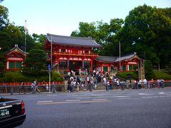 今日も大混雑の八坂神社を眺めつつ、もう一回骨董店エリアに戻ります。