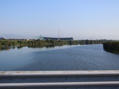 この日はランチを楽しみにしていたので、朝食はごく少量で済ませました。
再び名神高速道路を走行中、長良川を渡り・・