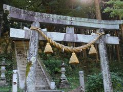 根道神社は、モネの池のすぐ東側に建っています。
手を合わせて、こちらを引き揚げました・・