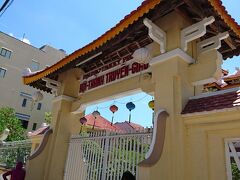 カオダイ寺にやってきました。
ベトナムの新興宗教です。
総本山では無いので小さなお寺でした。
物珍しさと興味心だけで、やってきました(*'ω'*)

