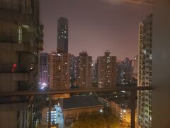 そしてヘロヘロになり、ホテルへ帰着。
部屋は29階と高層部にありますが、周りの建物が高いためあまり高さを感じませんでした^^;

1日中歩き疲れたのでこの日は早く休みました。
と書きたいところですが、最後の夜ということもあり、話が盛り上がり結局3時くらいまで起きてしまうのでした(笑)

明日はいよいよ上海最終日、日本へ帰ります。