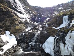 こちらが【ショースの滝】
夏には大量の雪解け水で迫力のある滝を見ることができるそうですが・・・４月末ではチョロチョロとしか流れてません。

滝の隣に水力発電所があり、ここで作られる電力が“フロム鉄道”を動かしています。