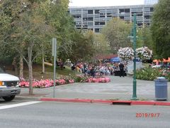 タウン・スクエア・パーク
Town Square Park
はJCペニーのワンブロック西にあって、
イベントをやっていた。
大勢の人が集まって来ていた。
歌を歌っていた。