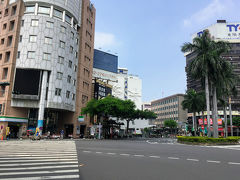 台南で行くのは安平樹屋。台湾は朝が遅いので朝から開いている安平樹屋に行ってから台南を回ろうと思いましたが、同行者が早起きを拒否したので、なんだかんだで高鉄台南駅の到着は10:30。高鉄台南駅は11:00ごろとなりました。その後、安平に行くバスを探して右往左往。まずはバスステーションが台南駅まで随分と離れている(地下道を通らないといけない）。巨大なロータリーに面しているのですが、この写真のファミリーマートの横にあります。