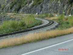 ウィッターから戻る時にアラスカ鉄道が横にありました。
その前にはアラスカ鉄道のトンネルをバスで通って来ました。