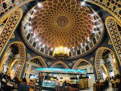 ペルシャ様式の天井が壮大！