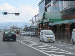 すぐに昨日電車から降りた武雄温泉駅前を通過。