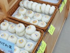 ちょっと寄り道。峠を越えて道の駅へ。さすが信州で農産物が豊富！　お焼きも、全粒粉とかナスの種類が違うとかとか、目移りします。