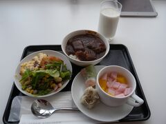 早めにチェックインし、さくらラウンジでカレー定番のカレーを…