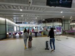 で……１７:５５桃園国際空港T1着。

早々、悠遊カード(Easy Card)にチャージし、桃園機場捷運でホテル(西門)に向かいます。