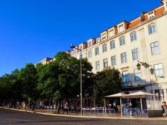 朝から雲ひとつない快晴のリスボン！
こちらは、ロシオ広場。
日差しは強いけど、空気が乾燥しているのでとても爽やか。