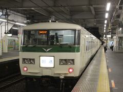 金曜日の夕方、仕事をおえて、新宿から「ホームライナー小田原２１号」で出発します。この電車帰宅の通勤客のための電車ですが、特急電車車両に「青春１８きっぷ」で乗れる旅行者にも便利な電車です。