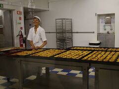 観光の前に少し腹ごしらえ。
ポルトガル名物Pastel de Nataの名店「Pasteis de belem」へ！
朝一番の時間帯なのでまださほど混雑はしていません。
とは言っても広い店内に座る場所を見つけることができなかったためテイクアウトすることに。
店内ではたくさんのPastel de Nataが焼き上がっていました。