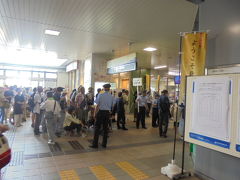 小松駅　入場規制中
　金沢行きの普通電車　1時間に2本　
　　急ぐ人は　特急

