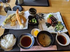 次の目的地の前に昼食です。
道の駅 南国風良里のレストランでこの旅一回目のカツオのたたきいただきました。
カツオがめちゃくちゃ大きく切ってあって食べ応え満点だし、なにより美味しーい！
天ぷらも具材が大きくて満足です！