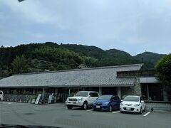 仁淀川沿いに高知市内へ戻ります。
道の駅 土佐和紙工芸村「くらうど」へ寄り道します。
温泉なんかもあってこの大自然見ながら入れたら素敵だろうな～。
オシャレなお土産から、地元の農産物までいろいろな高知のお土産が揃っていました。