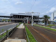 高知駅へ着きました。
ちょうどアンパンマン列車が到着したところです。
ここでレンタカーを乗り捨て利用で返却しました。
半日しか使っていませんが、高知の移動には欠かせなかったです。