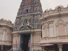 チャイナタウンを歩いているといきなりインドチックな建物。マレーシア最大のヒンドゥー寺院、スリ･マハ･マリアマン寺院です。