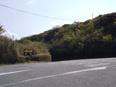 くらかけゴルフ場に行く道で見事に道に迷い３０分位ロスしました。
一号線車道から「くらかけゴルフ場」の道に入り１６０ｍ進み右手に細い下り坂があります。写真が綺麗に取れなかったのですが、この分かれ道にはゴルフ場から帰る方の為の標識があり「茶色地に黄色の箱根新道方面小田原東京の矢印と白色の三島・沼津・熱海・湯河原方面の文字と矢印」があります。私のようにこのまま太い道を（緩い登り道）進むとゴルフ場脇を一部周遊する道で行き止まりです。