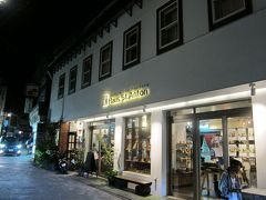 夕食後、デザートを食べに、宿からすぐの

「ホテルサンアントン」１階のお店へ。