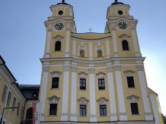 モントゼーのシュティフト・プファール教会。ここは「サウンドオブミュージック」で大佐とマリアが結婚式を挙げたロケ地として有名。黄色と白の外壁も清潔感がありますね。