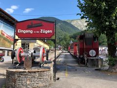 シャーフベルク登山鉄道の乗り場です。夏場は長い行列ができるので、早めの到着です。まだ10時前です。機関車が来るまで待ちました。