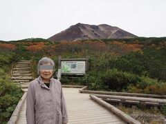 約１０分間の空中散歩。
姿見駅を出ると、旭岳が目の前に見えて、紅葉が広がっていました。
空気が冷たい。
寒くて、笑顔がこわばっている母。