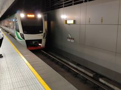 マンジュラ線(Mandurah line)は、地下ホーム。
一応、別の駅の扱いで、Perth underground駅となっている。
perth駅のホームからもエスカレーターで下りられる。