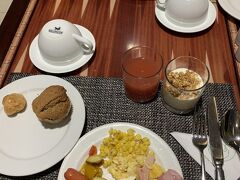 サンチアゴで迎える朝。

この旅、2度目の滞在となるこのホテルですが
前回は出発時間の関係で朝食を付けなかったので
どんな朝食メニューなのか地味に楽しみにしていました。

まぁ普通に満足かな＾＾


　
