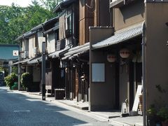 画面左奥は北野天満宮の鳥居です。