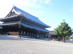 京都駅に戻ってきて徒歩で東本願寺にきました。

御朱印がなく残念ですが、立派なお寺です。